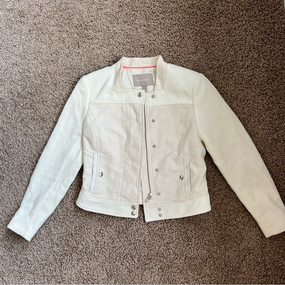 Banana Republic cream textured structured jacket. Size 0 petit. Good condition.